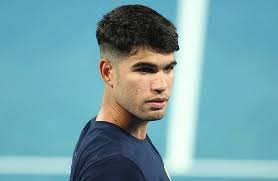 Carlos Alcaraz durante un partido de tenis. Fuente: @ATPTour_ES.