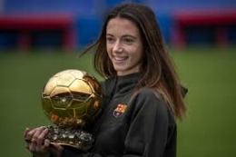 Aitana Bonmatí posa con su balón de oro. Fuente: AFP.