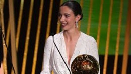 Aitana Bonmatí posa con su balón de oro. Fuente: AFP.