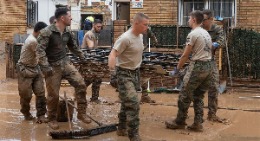 Militares colaboran en las labores de limpieza en Utiel. Fuente: EFE.