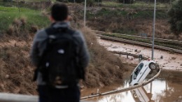 Un hombre pasea entre el desastre ocasionado por la Dana. Fuente: Europa Press.