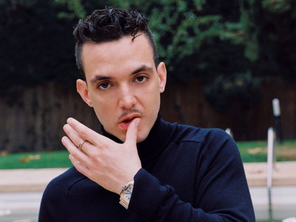C. Tangana en un patio