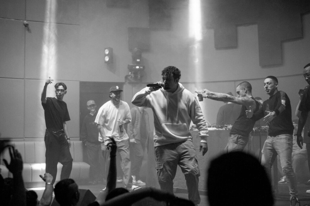 Hoke en concierto junto a Ébano y Louis Amoeba.