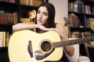 Judeline con una guitarra