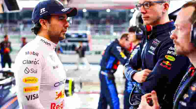Checo charla con sus ingenieros en el box de Red Bull
