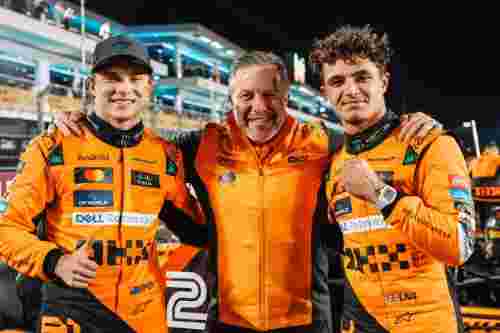 Zack Brown celebra con sus pilotos el 1-2 en la Sprint de Catar