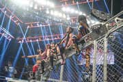 Luchadoras celebrando su victoria