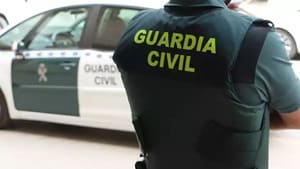 Policía de espaldas