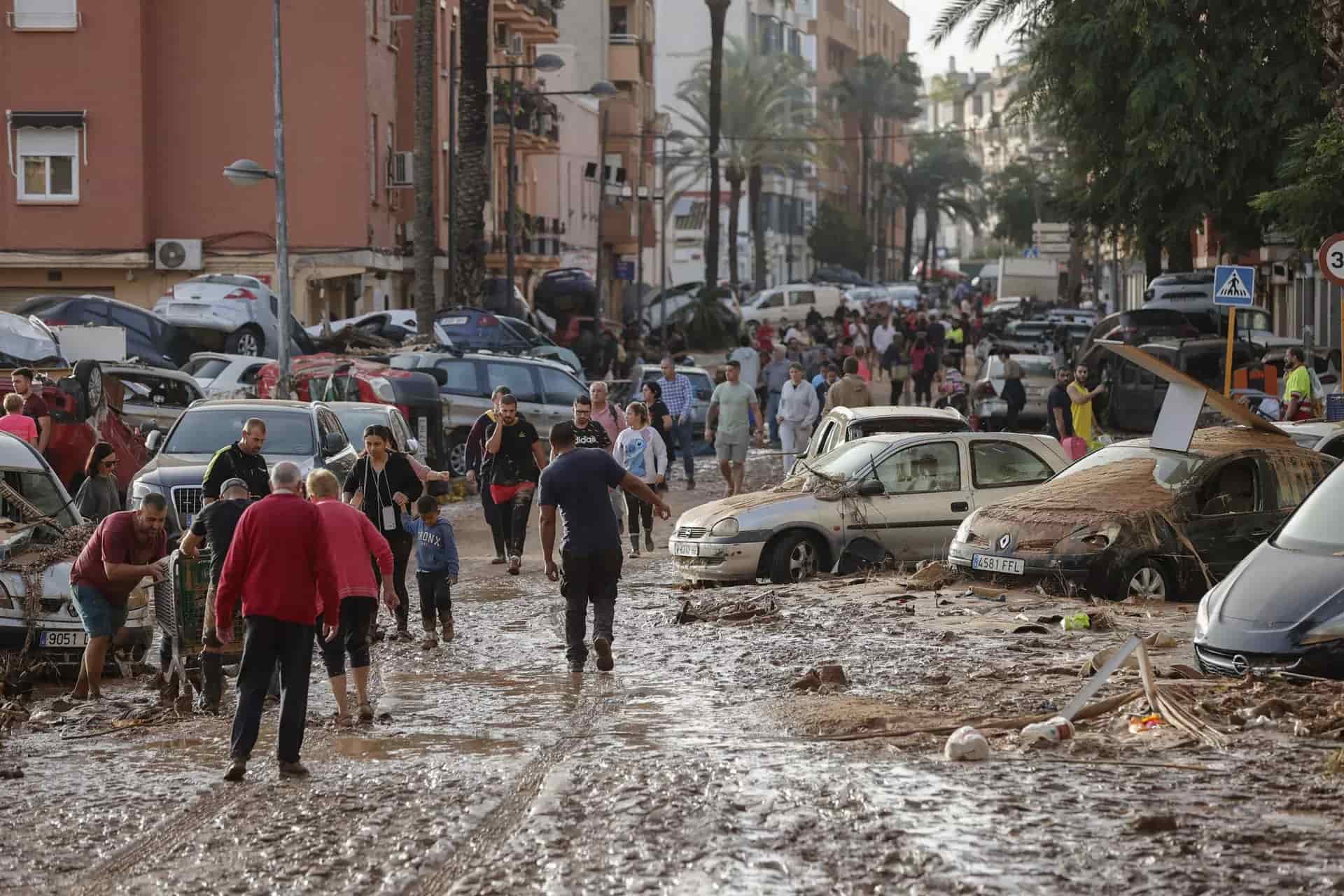 Personas caminando en Valencia tras la DANA