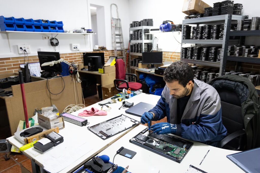 José Manuel Ruth, en su tienda Talleres del PC.