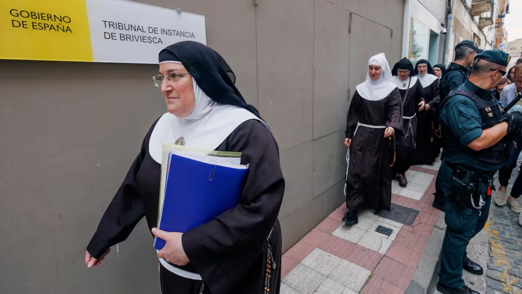 Laura García de Viedma, exabadesa del convento de las Clarisas de Belorado, sale del juzgado de Briviesca, en agosto.