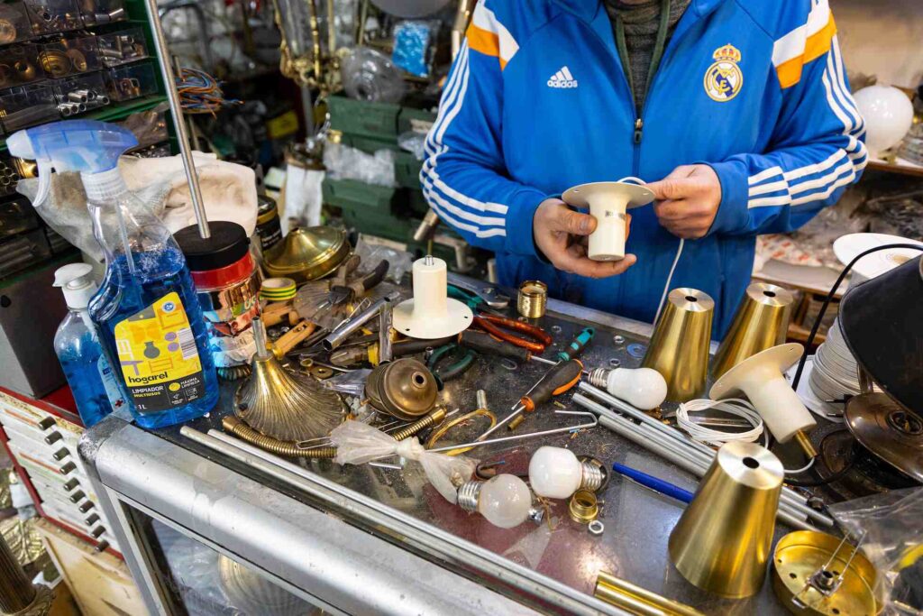 Rubén Céspedes, en Lámparas Céspedes, haciendo una reparación
