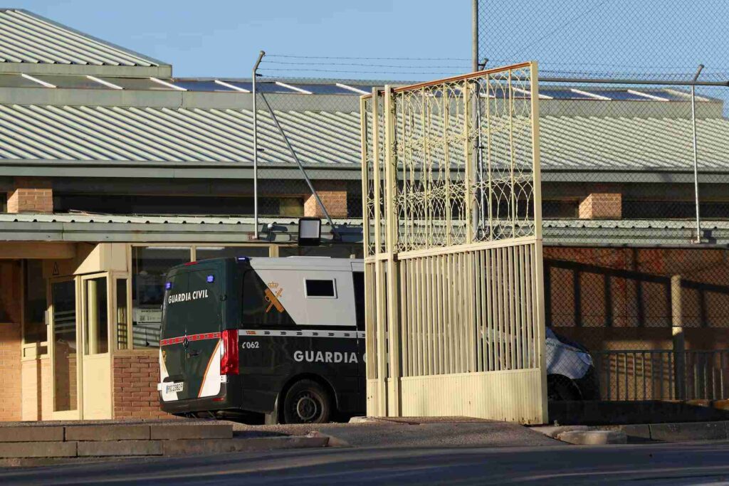 Un furgón de la Guardia Civil accede a la prisión de Soto del Real, este jueves