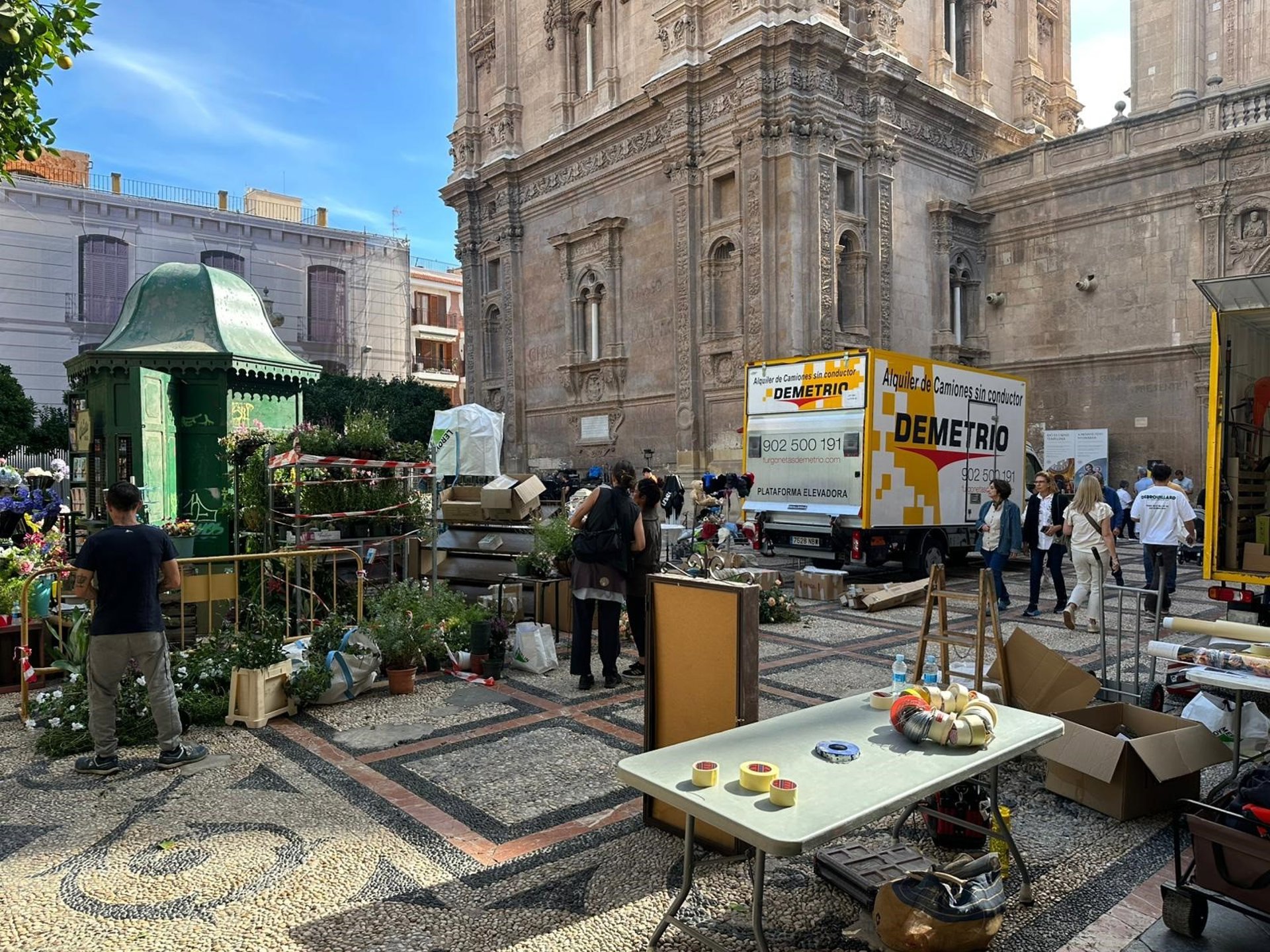 El centro histórico de Murcia se transforma en un plató de cine para el rodaje de la nueva producción de Warner Bros