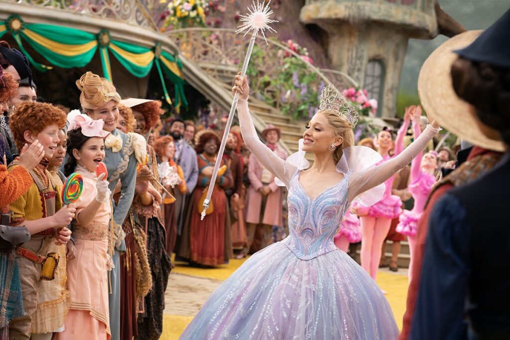 Glinda y su pueblo vitoreándola en Wicked II