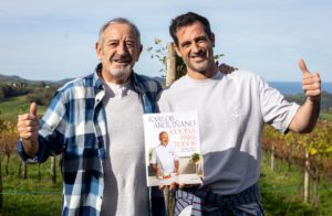 Karlos Arguiñano y su hijo Joseba muestran el libro 'Cocina para todos'