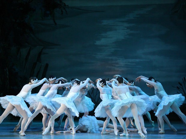 Bailarinas de El Lago de los Cisnes haciendo circulo