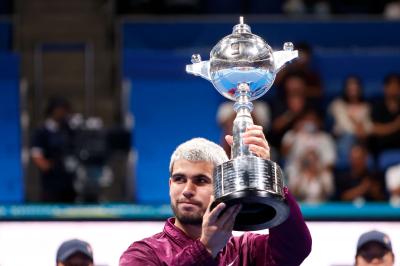 Alcaraz lleva su mejor año más alla ganando Tokio
