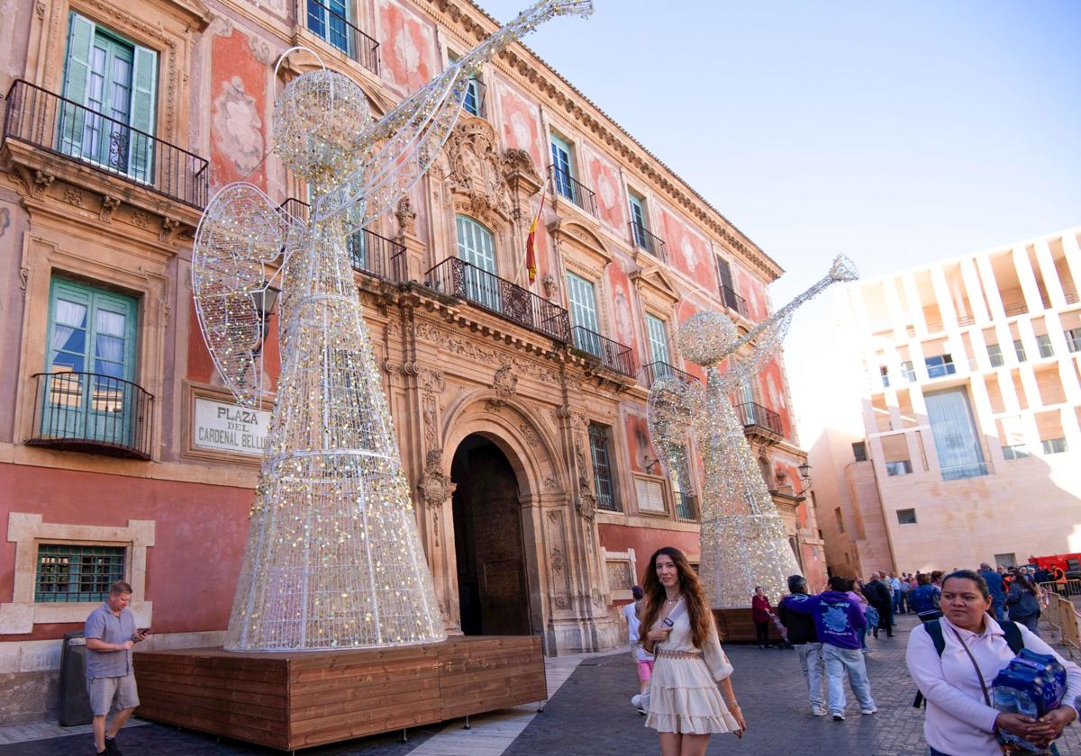 Ángeles brillantes ya instalados.