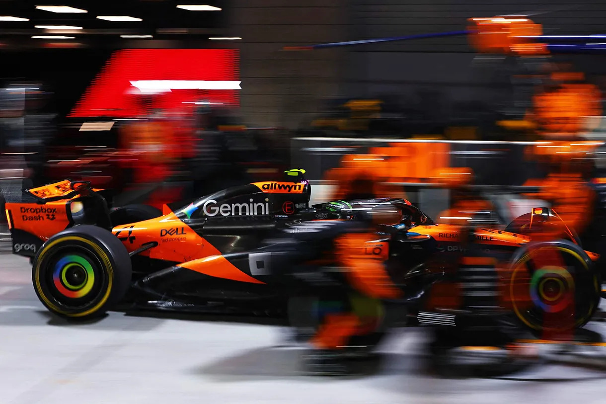 El coche de Norris, durante su 'pit stop' del sábado en Las Vegas | AFP