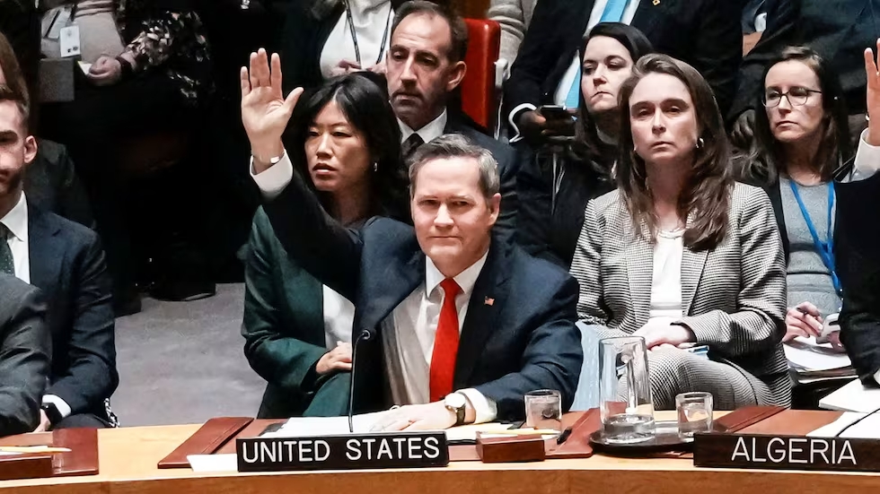 El embajador de Estados Unidos ante la ONU, Michael Waltz, vota a favor de la resolución aprobada este lunes sobre el plan de paz para Gaza | Eduardo Munoz (REUTERS)
