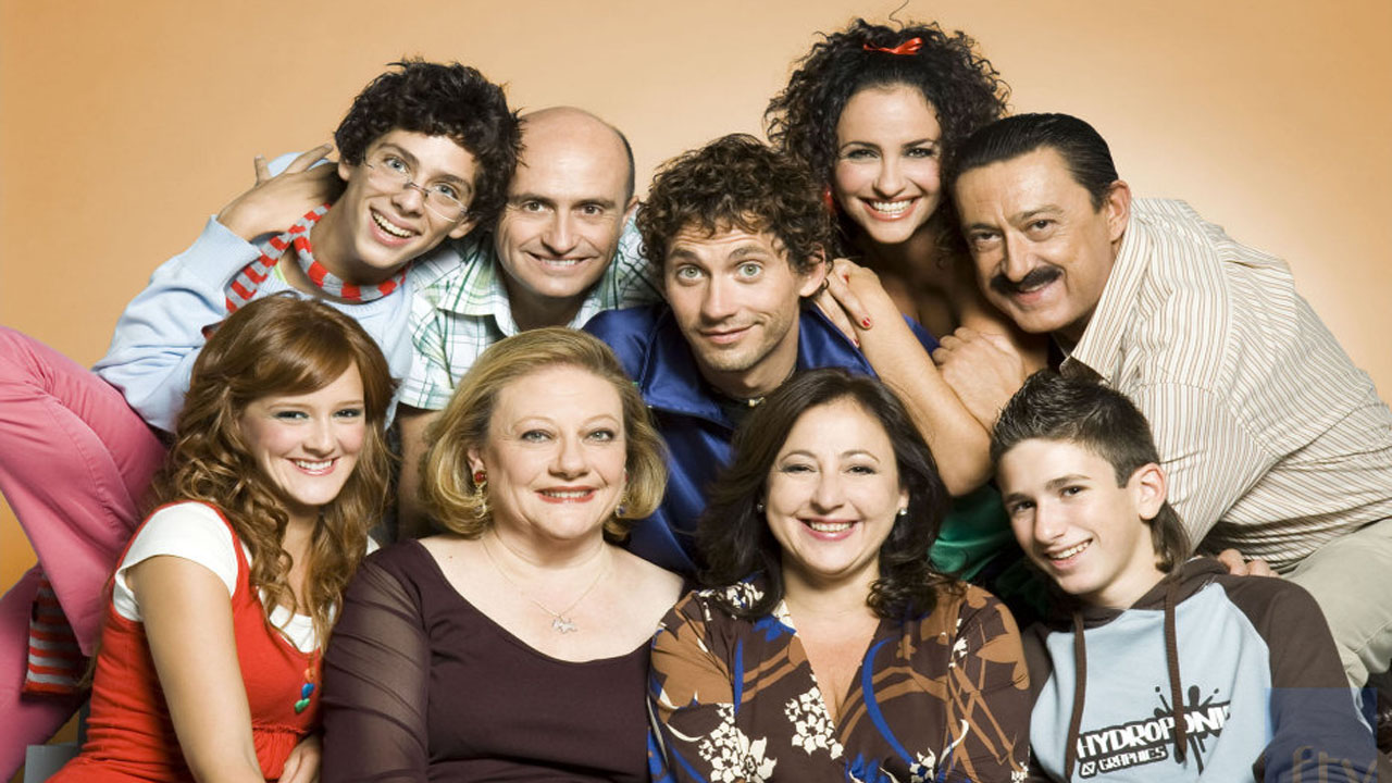 Aída, una mujer viuda, hereda la casa de su padre y regresa a su barrio obrero con sus dos hijos. Allí debe convivir con su madre, su hermano exalcohólico y sus peculiares vecinos, enfrentándose a los problemas cotidianos y sociales de forma cómica.