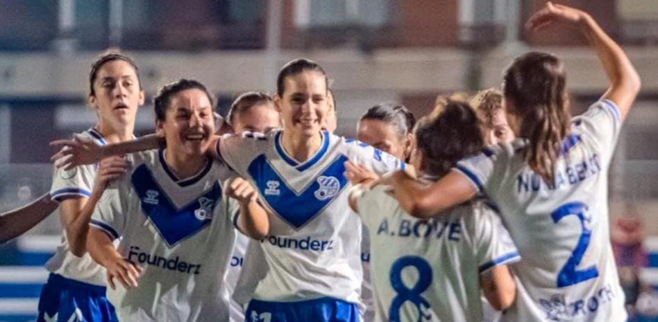 Las jugadoras del CE Europa celebran su pase a octavos de final. Fuente: @ceeuropa.