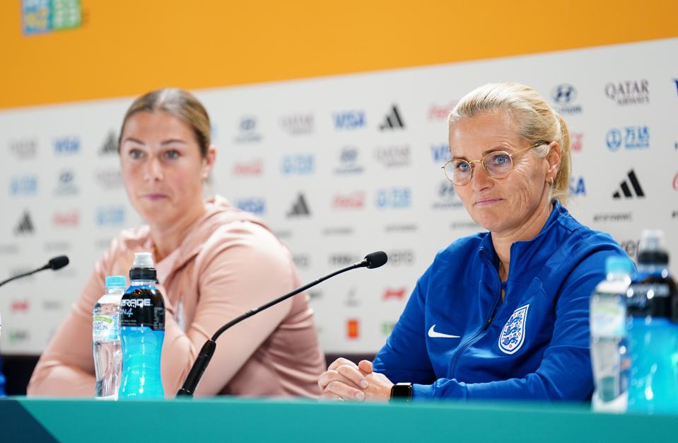 Mary Earps y Sarina Wiegman durante una rueda de prensa del Mundial de 2023. Fuente: Zac Goodwin, PA Images via Getty Images