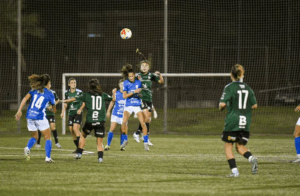 Jugadoras del Alhama y el Sport Extremadura disputan un balón en un choque aéreo. Fuente: @sportextremaduracd.