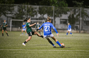 Carla Castiñeyras despeja la pelota. Fuente: @sportextremaduracd.