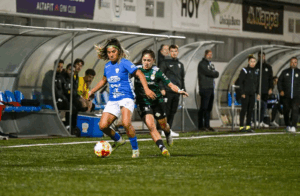 Chavi Toro protege el balón ante una jugadora del equipo extremeño. Fuente: @sportextremaduracd.