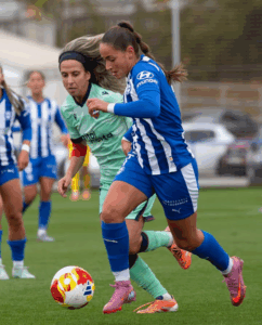 Ainhoa Guallar y Dolores Silva en plena disputa por el balón. Fuente: @alavesfem.