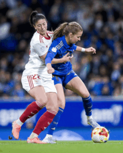Las jugadoras del Oviedo y el Sevilla disputan un balón. Fuente: @realoviedofem.