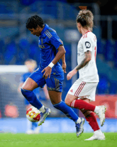 Mbappé conduce el balón ante la atenta mirada de una jugadora del Sevilla. Fuente: @realoviedofem.