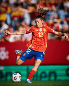 Patri Guijarro en un partido reciente con la Selección Española. Fuente: @sefutbolfem.