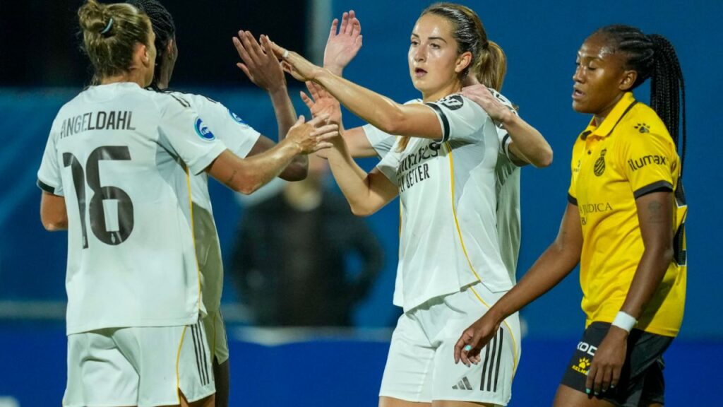 La centrocampista del Real Madrid Sara Däbritz celebra su gol frente al Espanyol. Fuente: EFE/ Enric Fontcuberta.