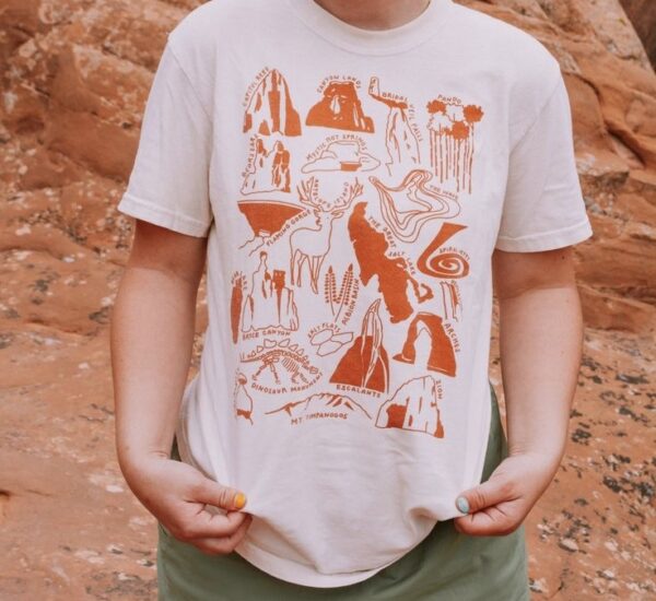 Camiseta Blanca con Estampado Tricolor – Estilo Consciente y Atemporal - Imagen 6