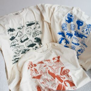 Camiseta Blanca con Estampado Tricolor – Estilo Consciente y Atemporal
