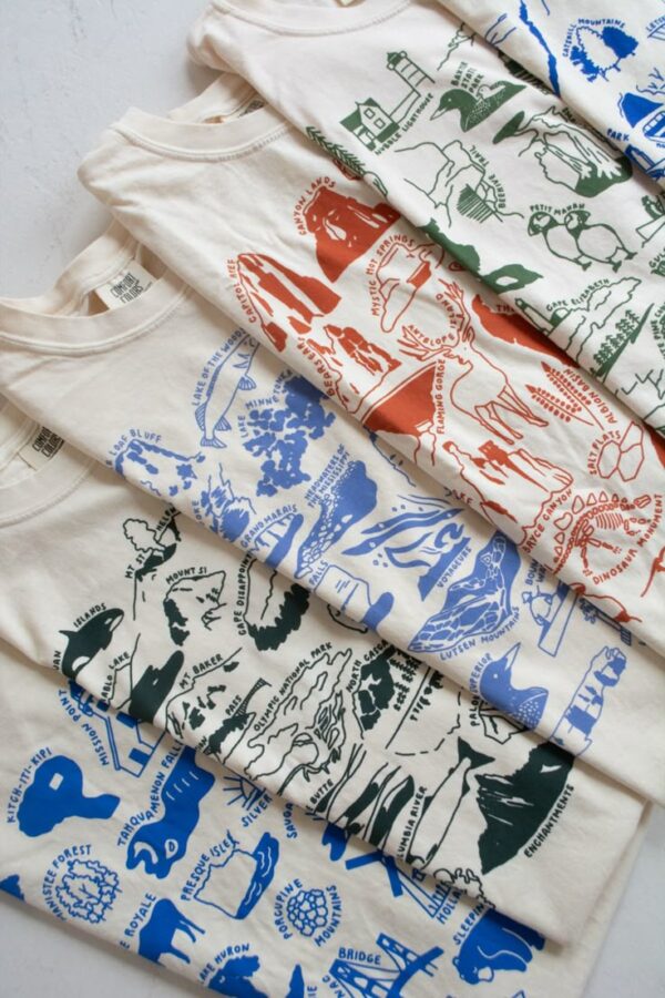 Camiseta Blanca con Estampado Tricolor – Estilo Consciente y Atemporal - Imagen 7