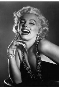 marilyn monroe riendo posando