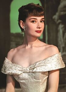 audrey hepburn posando para la camara
