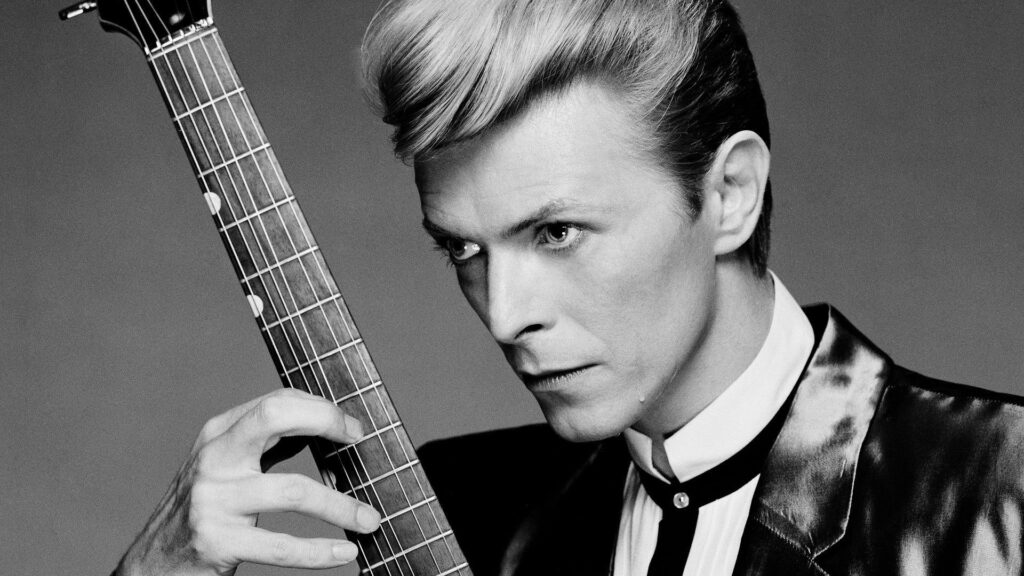 David-Bowie posando con guitarra