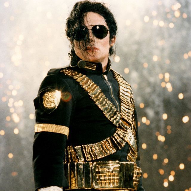 Michael Jackson en concierto posando