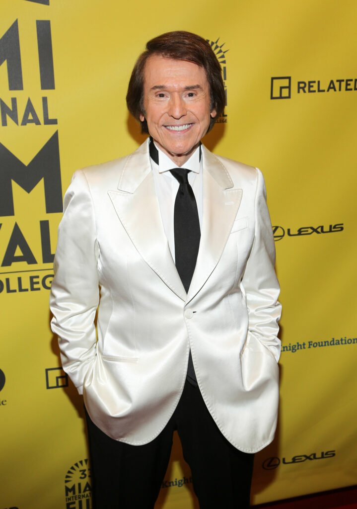 raphael posando en una alfombra de gala