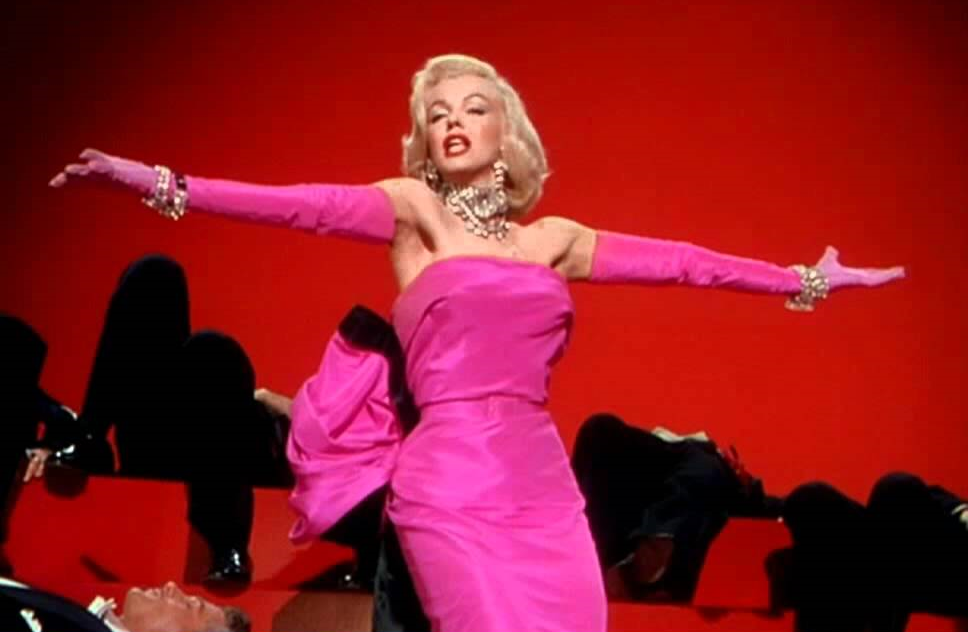 marilyn monroe posando de rosa en tv