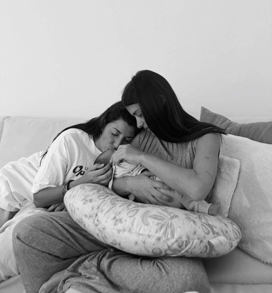 Primeras fotos de la pareja junto con su hija