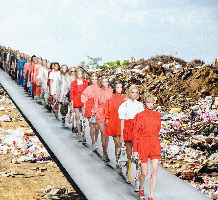 Desfile moda en un vertedero de ropa