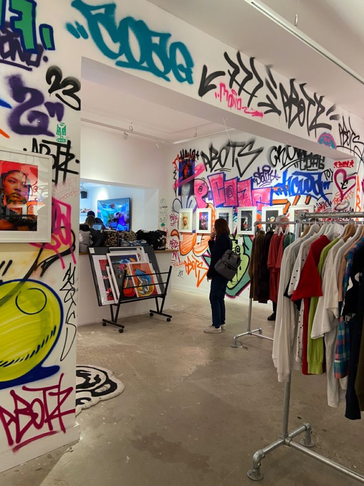 foto de una galería de arte y ropa