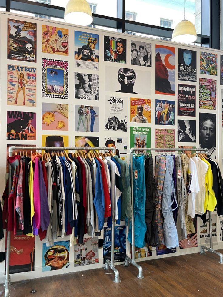 perchero con ropa vintage y pared de discos de música y anuncios antiguos