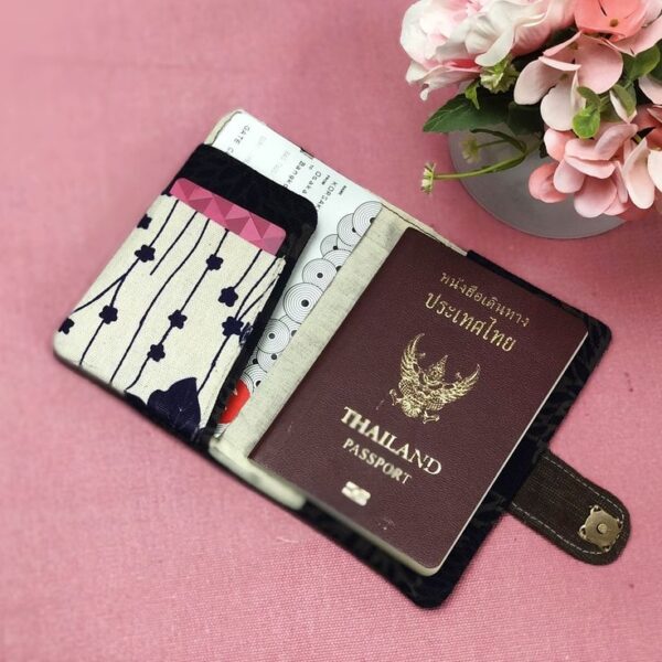 L de Lovely – Funda de Pasaporte con Inicial Floral - Imagen 2